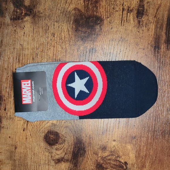 2 For $10- Men's Novelty Captain America Ankle Socks - Picture 1 of 3